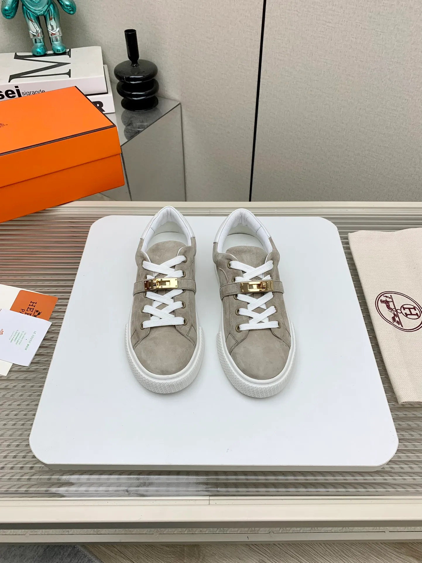 👟👟Ex-factory price 660👟👟 Men's style ➕10 (high version) Hermes classic couple model #𝐊𝐞𝐥𝐥𝐲 buckle casual white skate shoes, which will not conflict with shoes at all. Full of unknowns, Hermès rarely produces flat casual shoes and they are paired with classic palladium-plated Kelly shoe buckles! You'll fall in love with it at first sight. It's super versatile and can be worn with any skirt or pants. 🉑️Looking in with your eyes closed, it looks super noble. Fabric: Specific cowhide/canvas material. Lining: Sheepskin lining. Outsole: Original molded TPU outsole. Size: 35-45.